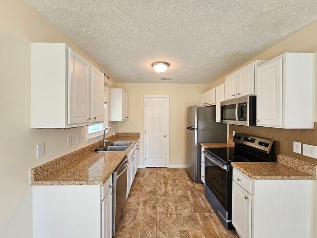 Foto del edificio - Three Bedroom With Large  Bonus Room