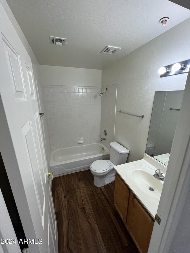 Foto del edificio - 7936 E Wilshire Dr