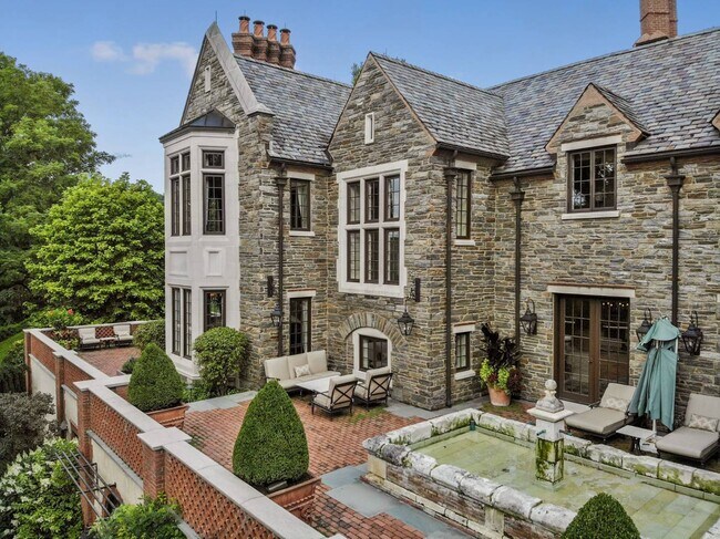 Foto del edificio - 100 Maple Hill Rd