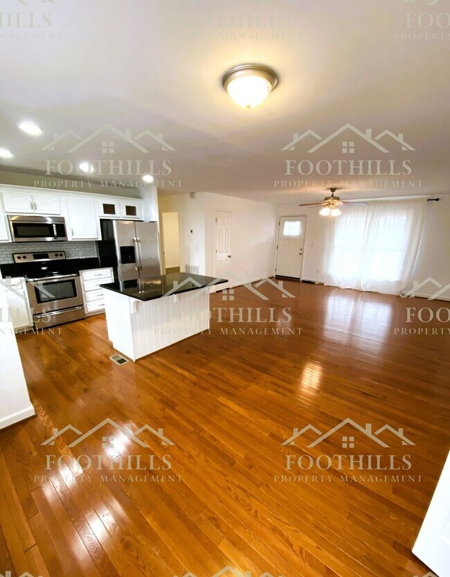 Building Photo - Charming and spacious 3-bedroom, 2-bathroo...