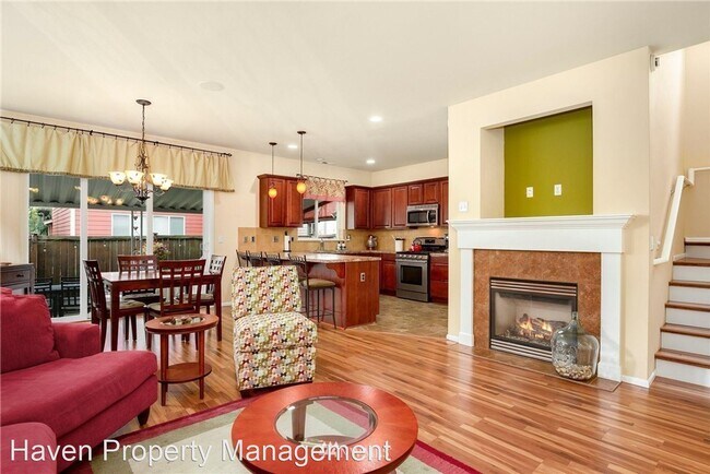 Building Photo - 3 br, 2.5 bath House - 6072 Park St E