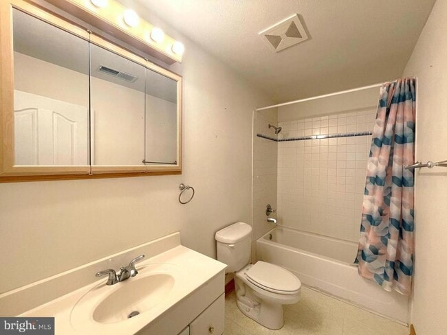 Building Photo - 43737 Sandy Bottom Rd