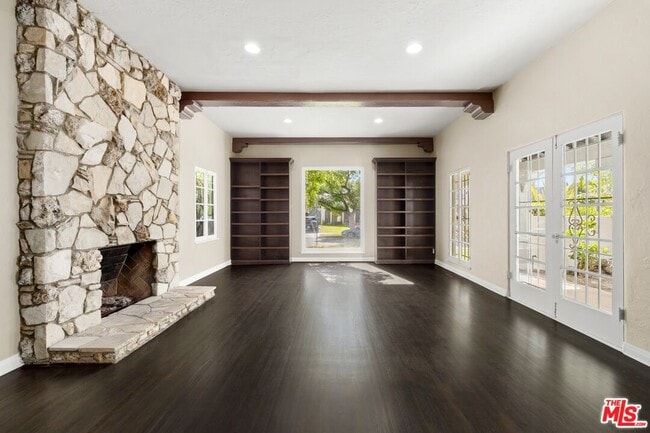 Building Photo - 120 S Poinsettia Pl