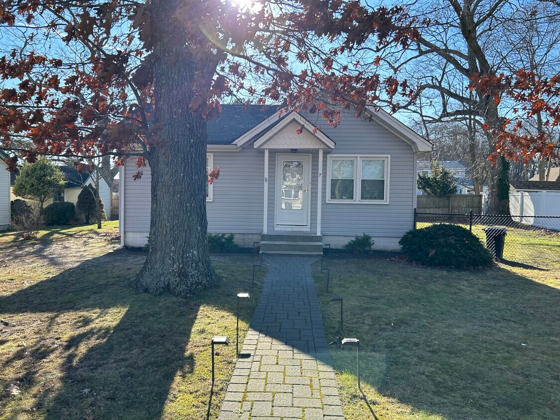 7 Bolton Dr, East Patchogue, NY 11772 House Rental in East Patchogue