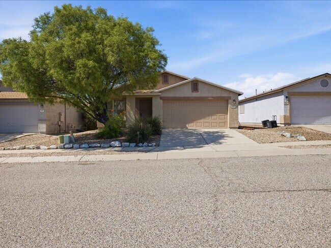 Foto del edificio - Spacious 4-Bedroom Home with Modern Features & Large Backyard!