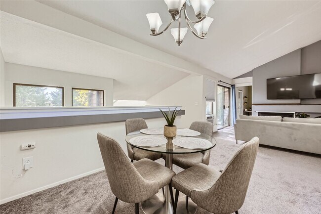 Foto del edificio - Totem Lake Spacious 2 Bedroom Vaulted Ceil...