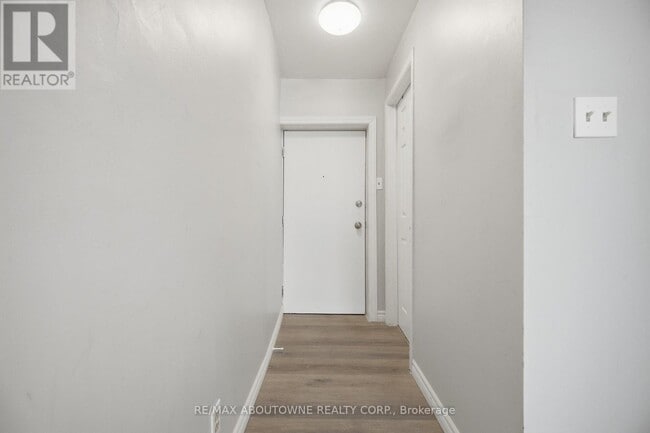 Building Photo - 2320 Hixon St