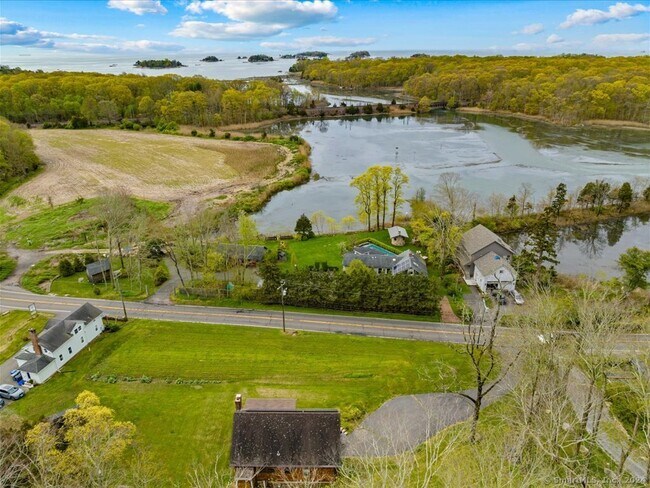 Foto del edificio - 698 Leetes Island Rd