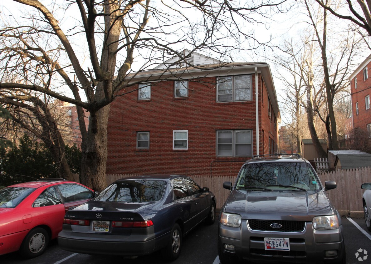 Building Photo - 7515 Maple Ave