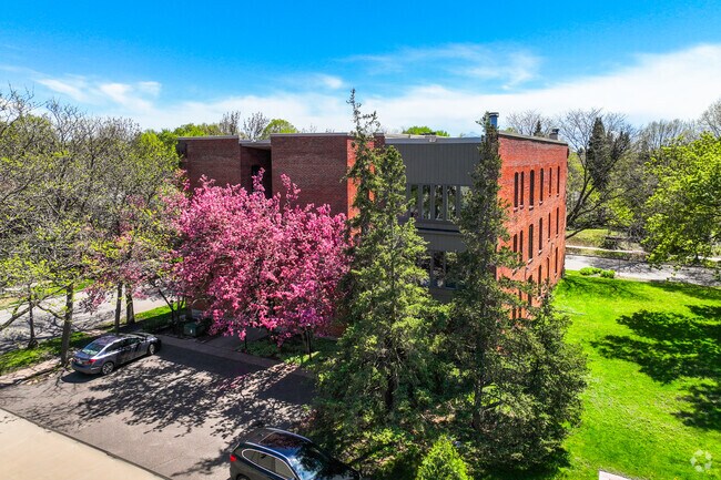 Foto del edificio - 563 Laurel Ave