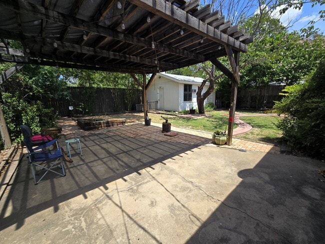 Building Photo - 2516 W Beauregard Ave