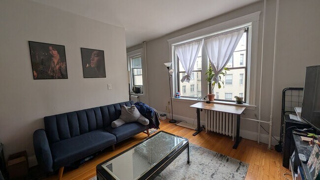 Building Photo - Sunny, Modern Cleveland Circle 1-Bed w/ Washer/dryer Right on the T