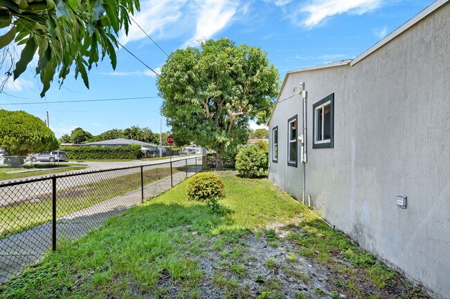Building Photo - 1394 NW 41st St