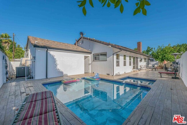 Foto del edificio - 5515 Longridge Ave