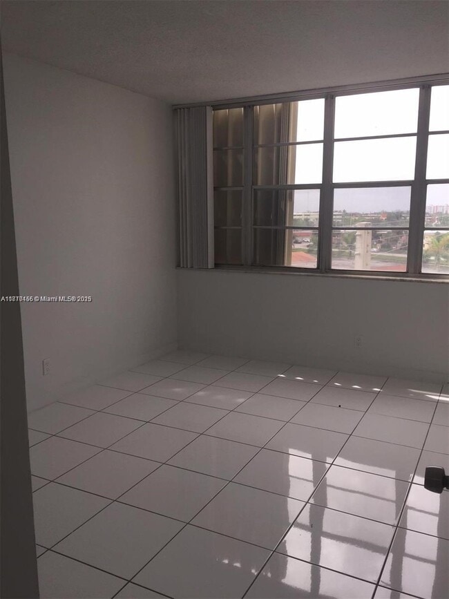 Foto del edificio - 2025 NE 164th St