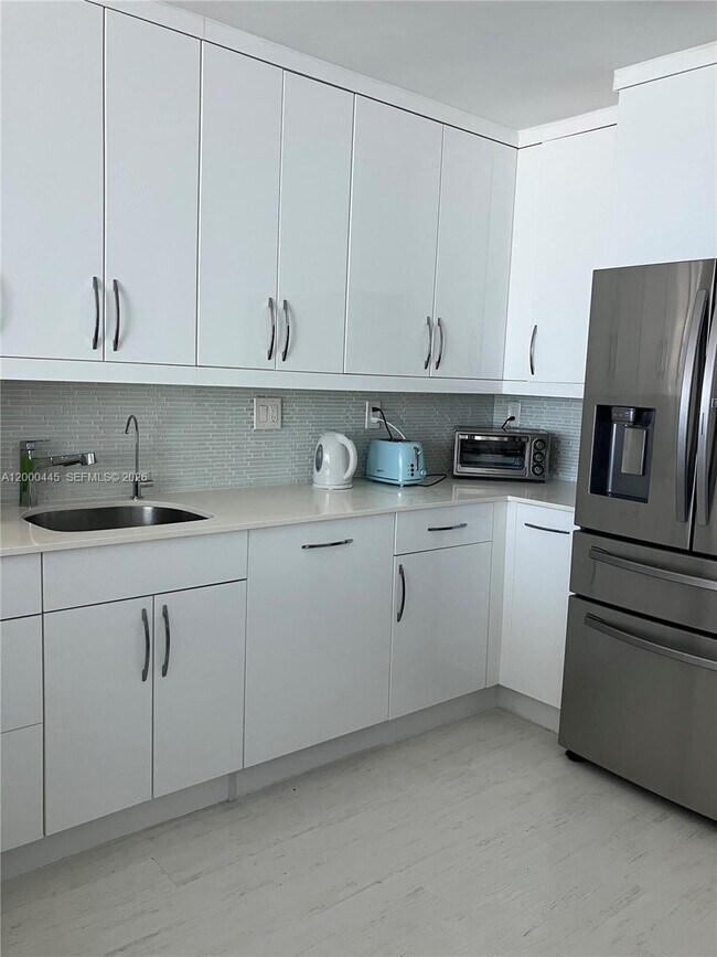 Foto del edificio - 3180 S Ocean Dr