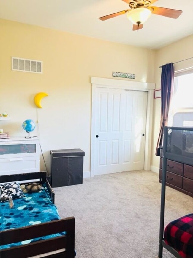 Building Photo - 3 bed 2 bath Ranch - Amazing Location in L...