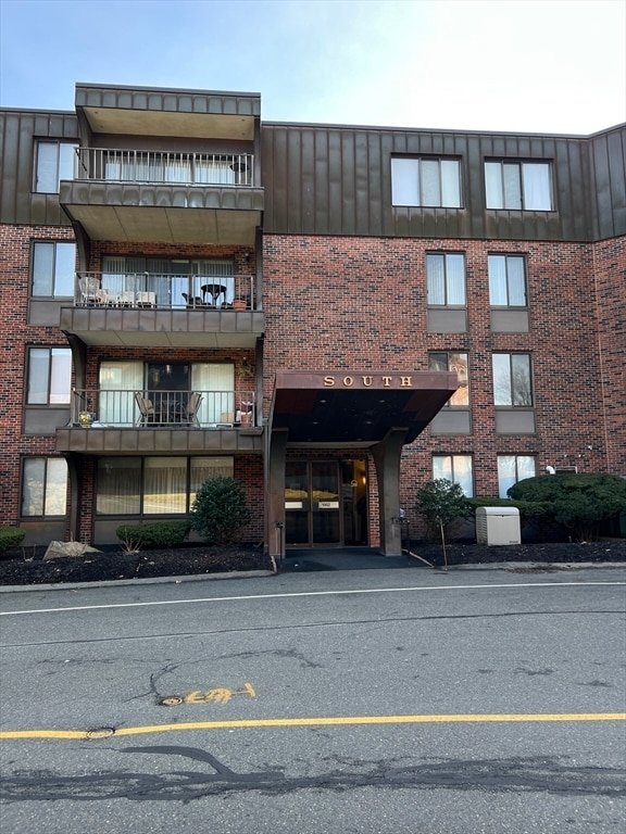 1002 Paradise Rd Unit PHJ, Swampscott, MA 01907 Condo for Rent in Swampscott, MA