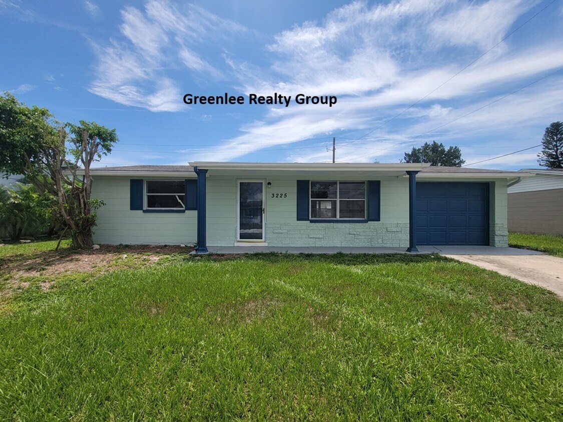 Foto principal - Updated 2 Bedroom/1 Bathroom Single Family...