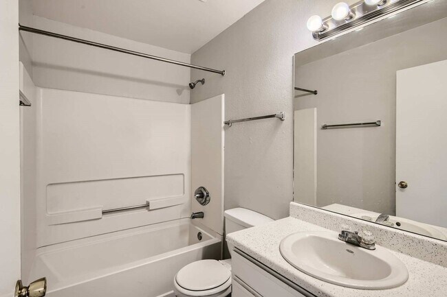 Building Photo - Amazing 2nd Floor Apartment!! A/C!! Pet Fr...