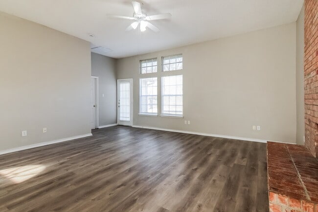 Building Photo - 2310 Summit Dr