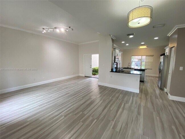 Foto del edificio - 562 NW 130th Ave