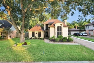 Building Photo - 702 Olde Oaks Dr