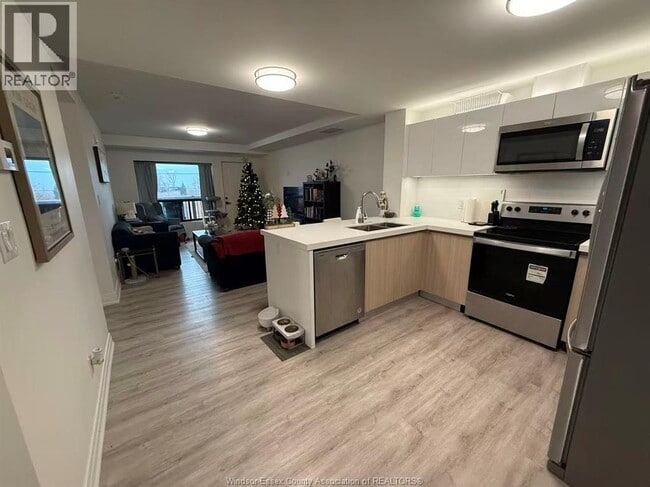 Building Photo - 3370 Stella Crescent