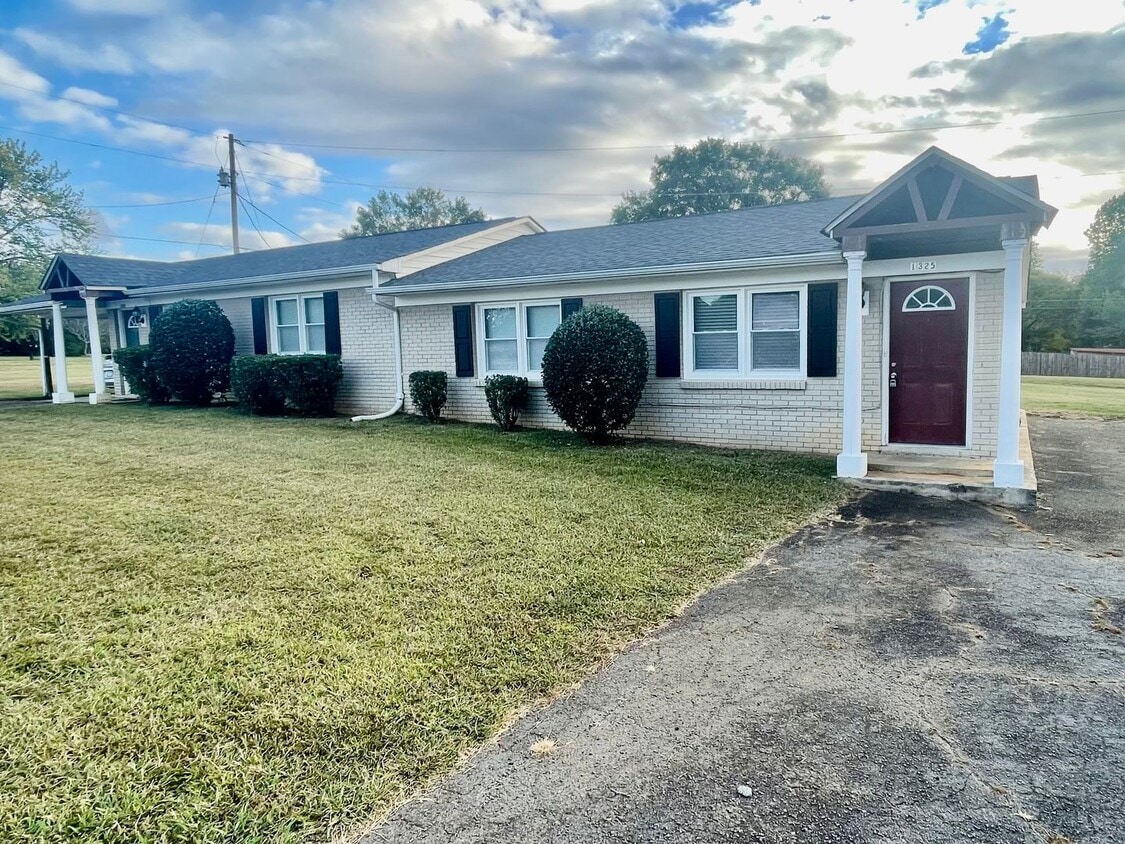 This lovely 2 bedroom 1 bath duplex is loc... - This lovely 2 bedroom 1 bath duplex is loc...