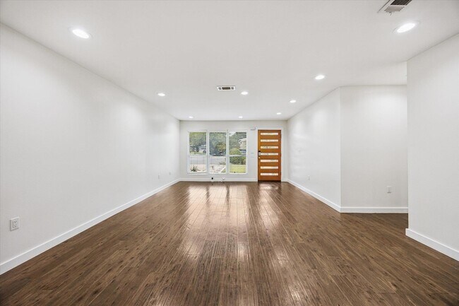 Foto del edificio - 6814 Langston Dr