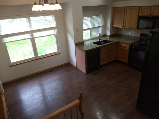 Foto del edificio - 4 Bed 2.5 Bath w/AC off Rangewood/Vickers ...