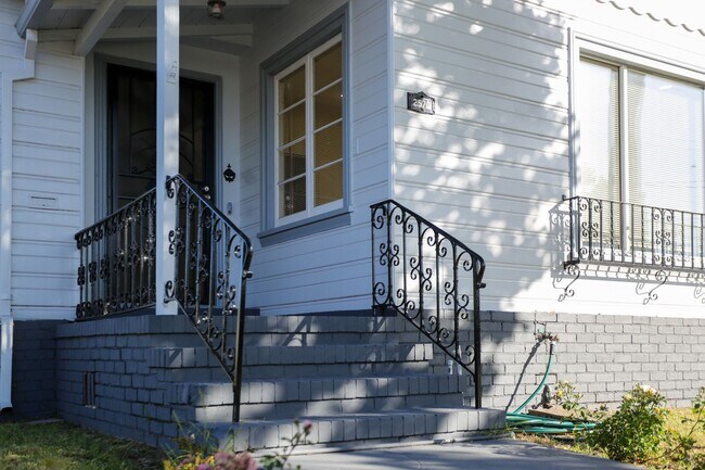 Foto del edificio - Remodeled 3bed 2 bath Single Family home