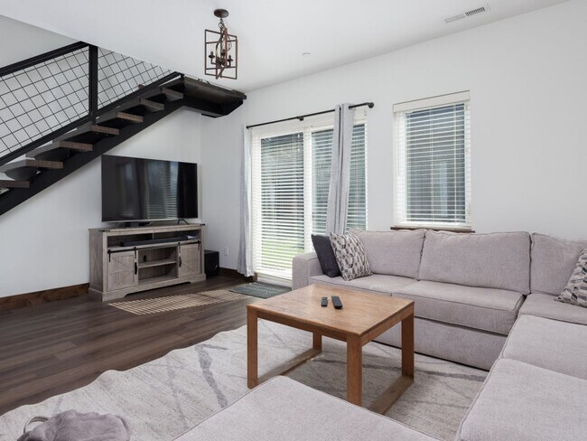 Foto del edificio - Seasonal Finished 2 BR 2.5 Bath with attac...