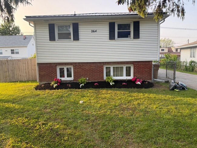 Building Photo - 264 Meadowlawn Rd