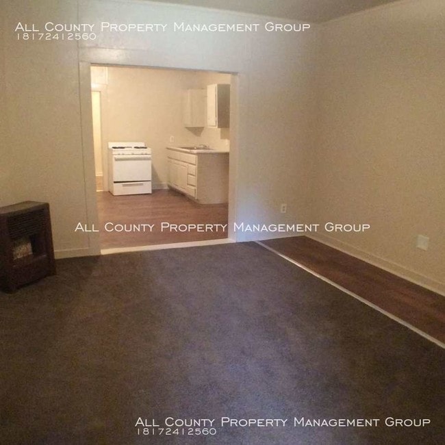 Building Photo - Efficiency Apartment Move-In-Ready!