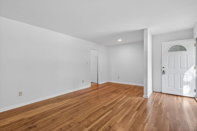 Foto del edificio - 347 Cabot Dr