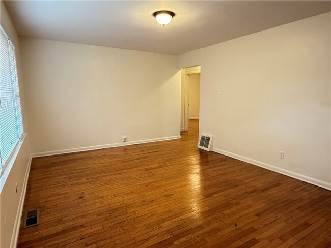 Building Photo - 1060 Loekes Dr