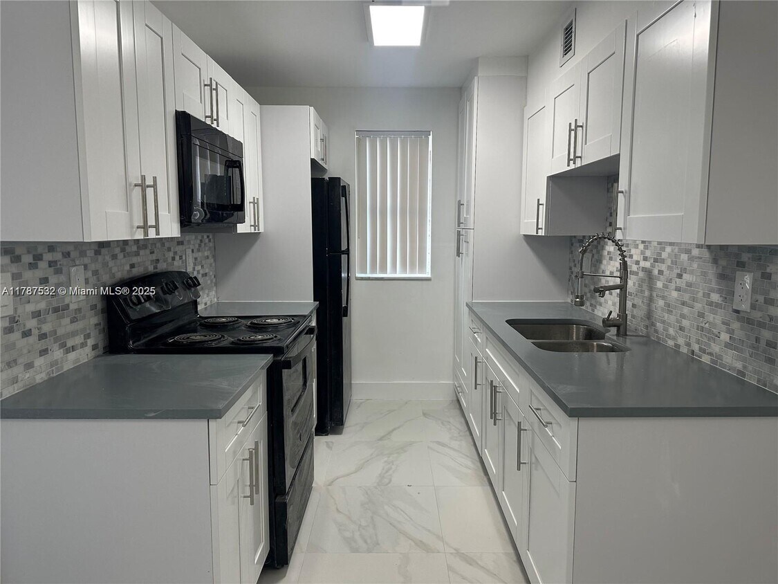 Foto principal - 7220 NW 179th St
