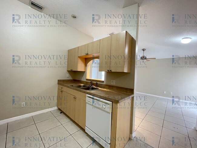 Building Photo - 2 Bedroom, 2 Bath Duplex with 1 Car Garage...