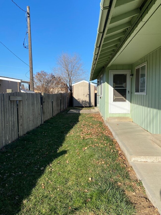 Building Photo - 745-747 E Ash St