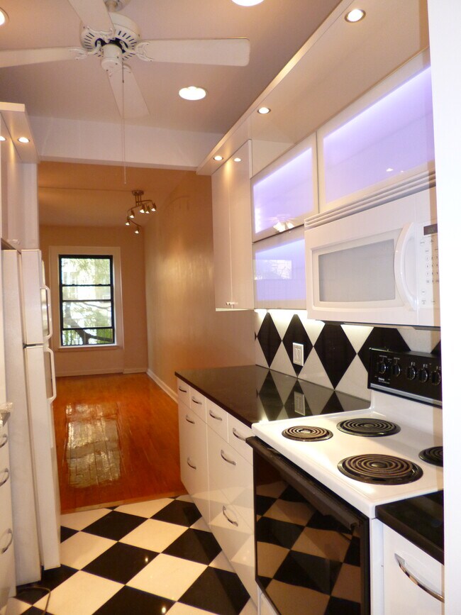 Building Photo - 346 W 56th St