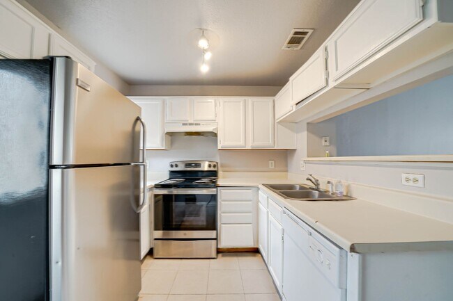 Building Photo - 633 Carriagehouse Ln
