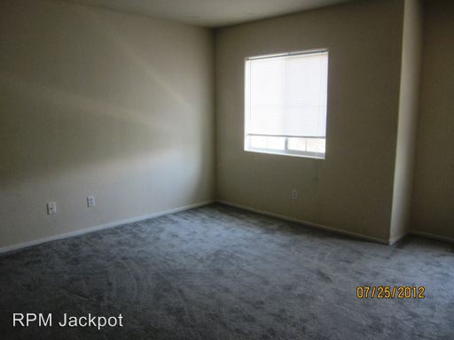 Building Photo - 3824 Hollycroft Dr
