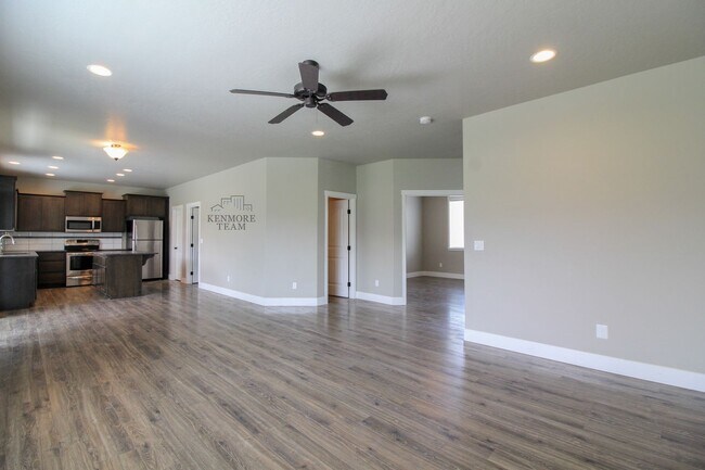 Building Photo - 4 Bedroom, 2.5 Bath Home in Kennewick