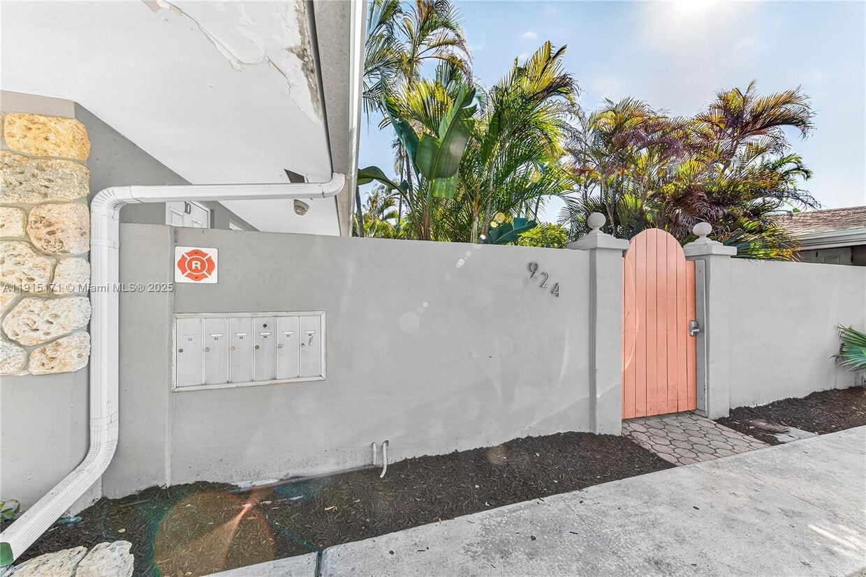 Foto principal - 924 NE 17th Terrace