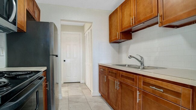 Foto del edificio - Renovated 2 bedroom 1 bath Pet Friendly Apt with Washer Dryer hook ups