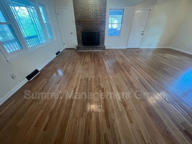 Building Photo - 8293 Lakeview Dr SW