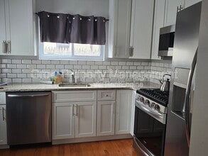 Building Photo - 323 Cross St