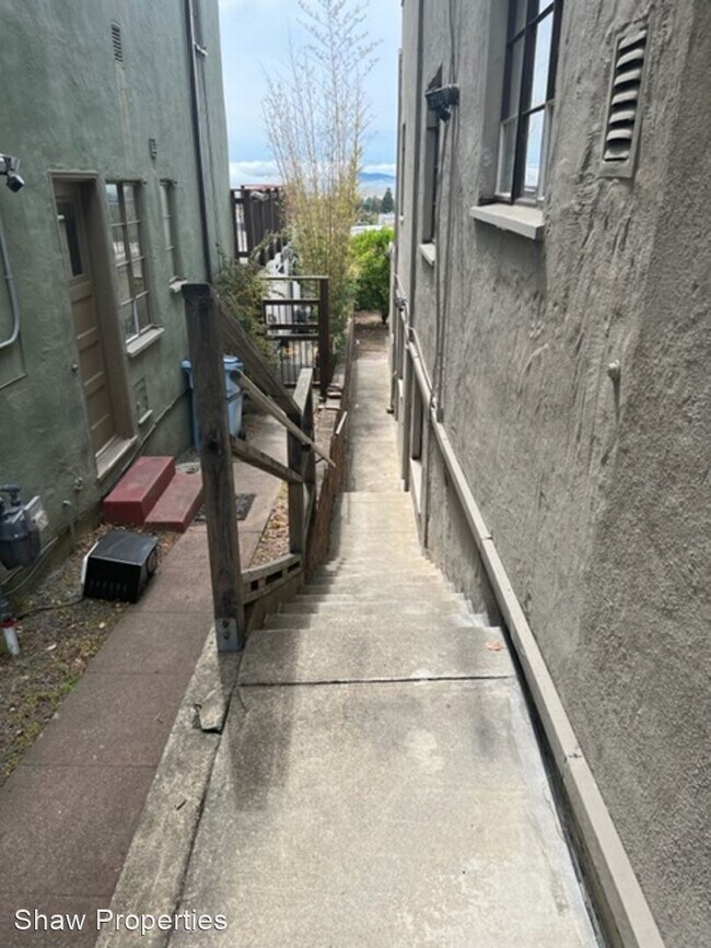 Building Photo - 1 br, 1.5 bath House - 1730 Arch St. lower...