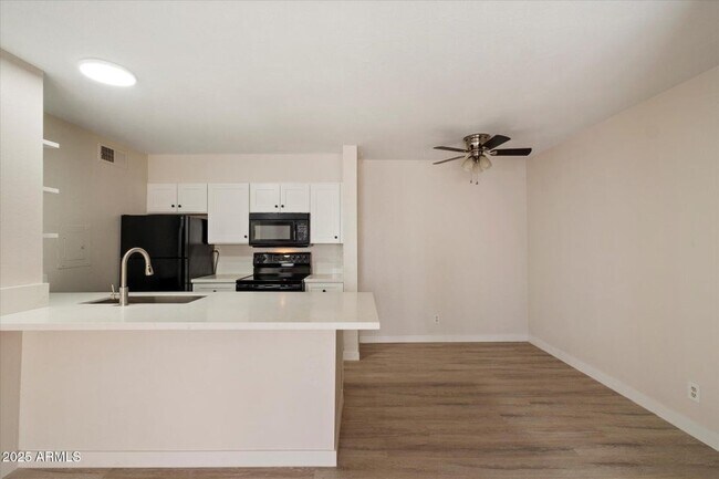 Foto del edificio - 8055 E Thomas Rd